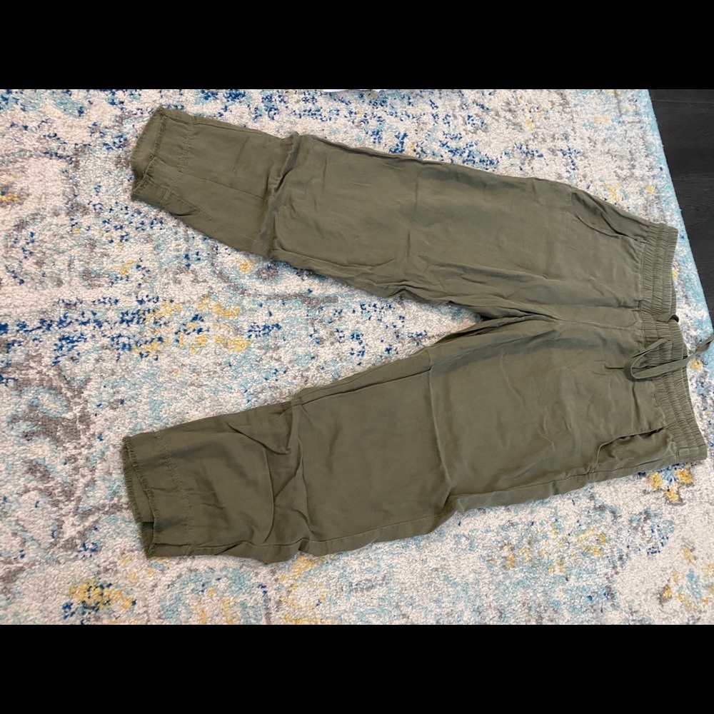 Green crop pants